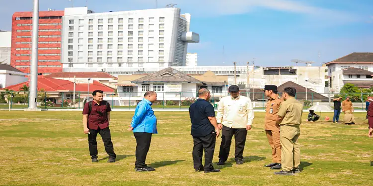 Foto: Wali Kota Medan, Rico Tri Putra Bayu Waas, bersama Gubernur Sumatera Utara, Bobby Nasution, meninjau langsung kondisi Lapangan Sepak Bola Kebun Bunga, Medan Petisah, pada Selasa (31/3/2026).(Dok:Diskominfo Medan)