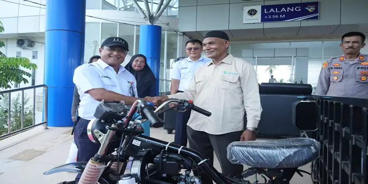 Foto: KAI Divre I Sumut menyalurkan bantuan sosial bagi warga di sekitar Stasiun Lalang, Kecamatan Medang Deras, Kabupaten Batu Bara pada Kamis (16/4/2026).(Dok:KAI Divre I Sumut)