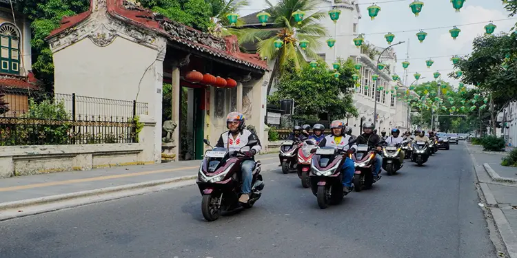 Foto: PT Indako Trading Coy sukses memecah rutinitas akhir pekan pecintanya dengan kegiatan bertajuk "NGASAB" (Ngaspal Bareng Bapack).(Ist)