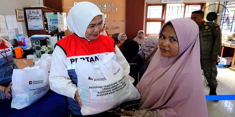 Foto: Pertamina Patra Niaga Regional Sumbagut melalui Integrated Terminal (IT) Teluk Kabung menghadirkan kegiatan Pasar Murah, Kamis (16/4).(Dok:Pertamina Sumbagut)