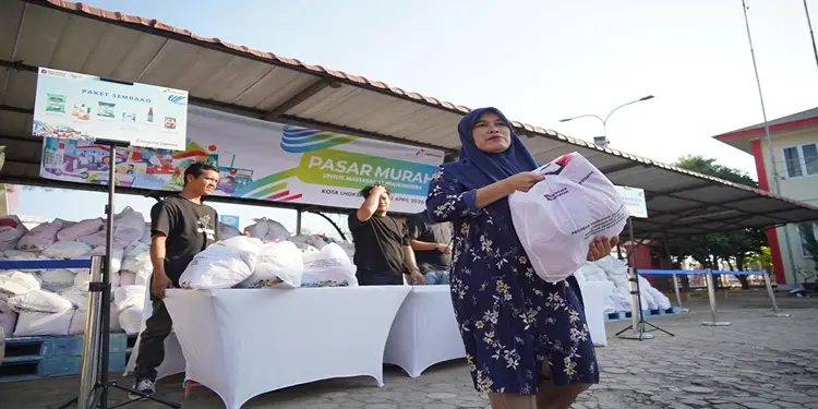 Foto: Pertamina Patra Niaga Regional Sumbagut melalui Integrated Terminal (IT) Lhokseumawe melaksanakan kegiatan Pasar Murah bagi masyarakat prasejahtera di wilayah Ring I, Kamis (3/4).(Dok:Pertamina Sumbagut)