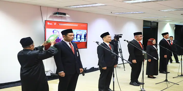 Foto: Ketua Dewan Komisioner OJK, Friderica Widyasari Dewi melantik dan mengambil sumpah jabatan sejumlah pejabat OJK di Jakarta, Rabu (1/4).(Dok:OJK)