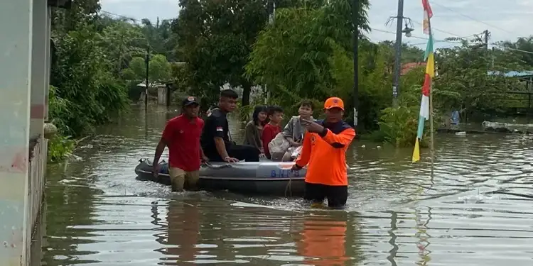 Foto: Upaya penanganan darurat telah dilakukan oleh BPBD Kota Bengkulu sejak hari pertama musibah dengan menyalurkan berbagai logistik bantuan.(RRI/HO/Humas BPBD Kota Bengkulu).