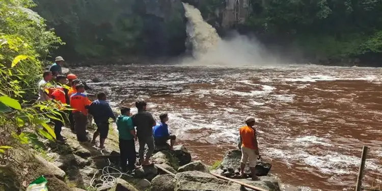 Foto: Titik terang mulai muncul saat ditemukan bekas atau jejak kaki yang mengindikasikan adanya seseorang tergelincir ke arah aliran sungai Lae Ordi selama proses pencarian di lokasi.(istimewa)