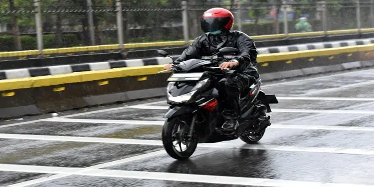 Foto: Penggunaan mantel hujan yang sesuai dapat membantu menjaga kendali dan konsentrasi pengendara di jalan.(Ist)