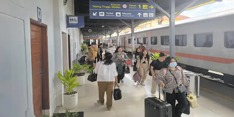 Foto: KAI Divre I Sumut mencatat performa positif pada Maret 2026, stasiun ini melayani sebanyak 54.866 pelanggan.(Dok:KAI Divre I Sumut)