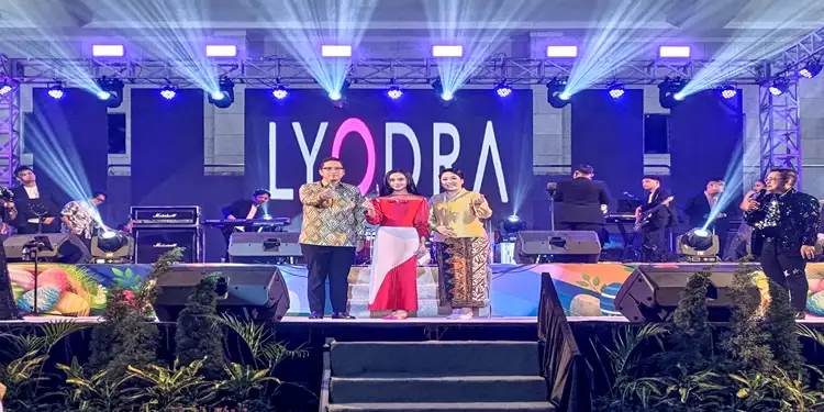 Foto: Wali Kota Medan Rico Tri Putra Bayu Waas bersama Ketua TP PKK Airin Rico Waas hadir di tengah ribuan jemaat yang merayakan dengan penuh sukacita.(Dok:Diskominfo Medan)