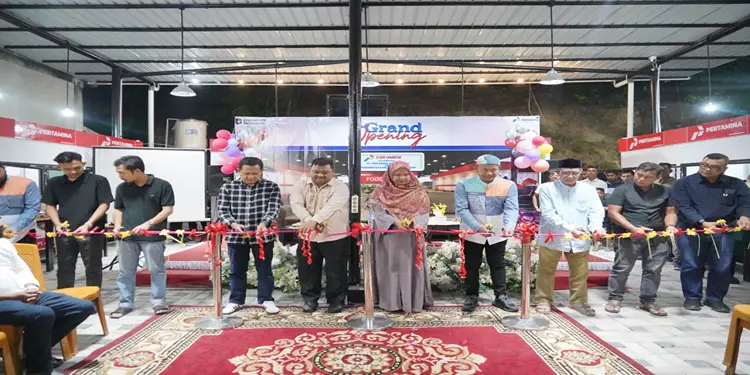 Foto: PT Pertamina Patra Niaga Regional Sumbagut melalui Fuel Terminal (FT) Krueng Raya meresmikan Foodcourt UMKM Desa Meunasah Mon pada Jumat (3/4).(Dok:Pertamina Sumbagut)