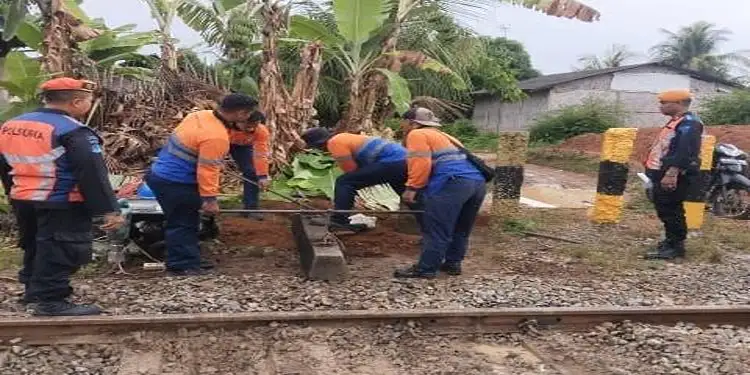 Foto: Hngga 29 April 2026, KAI Divre I Sumut telah menertibkan serta melakukan normalisasi lebar jalur pada 25 titik perlintasan sebidang.(Dok:KAI Divre I Sumut)