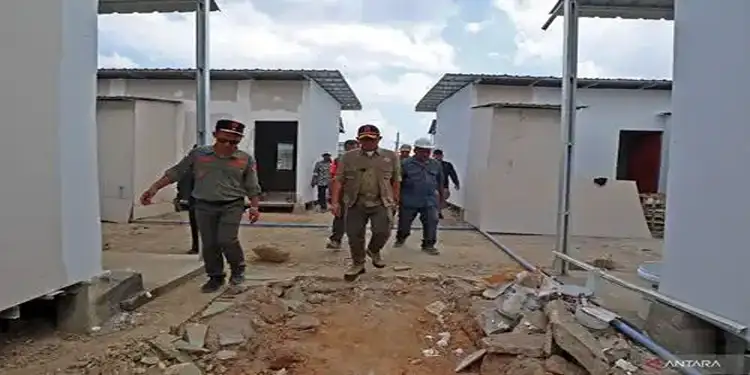 Foto: Kepala BNPB Suharyanto (kanan) memeriksa progres huntara di Desa Sukajadi, Kecamatan Karang Baru, Kabupaten Aceh Tamiang, Rabu (22/4/2026).(Foto: BNPB)