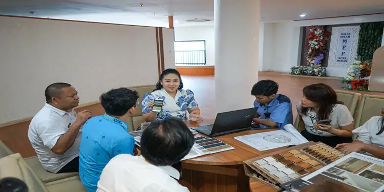Foto: Ketua Dekranasda Kota Medan, Airin Rico Waas meninjau langsung progres persiapan pembangunan Dekranas Mall yang berlokasi di lantai tiga Gedung Mal Pelayanan Publik (MPP) Kota Medan, Rabu (15/4/2026).(Dok:Diskominfo Medan)