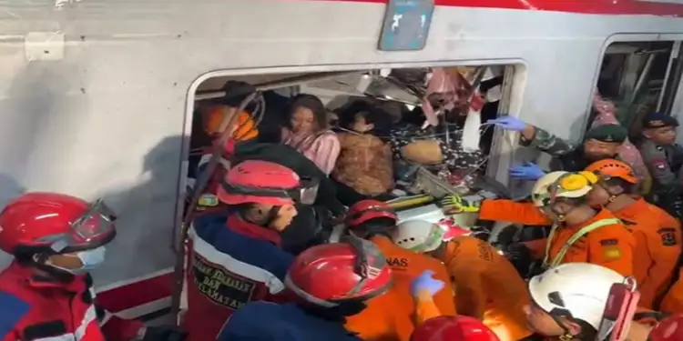 Foto: Proses evakuasi penumpang KRL korban insiden tabrakan kereta di Bekasi Timur, Senin (27/4) malam.(Foto: TVRI News)