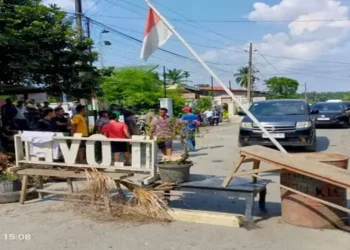 Foto: Aksi Blokir Jalan Menuju Wisata Bukit Lawang Warga Bahorok Tagih Janji Perbaikan Jalan 10