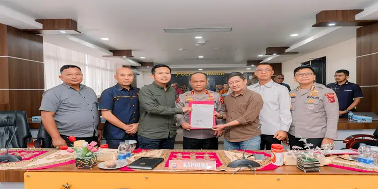 Foto: Pertamina Patra Niaga Regional Sumbagut bersama Kepolisian Daerah (Polda) lSumbar menggelar rapat koordinasi guna memperkuat sinergi dalam menjaga penyaluran BBM dan LPG agar tetap tepat sasaran, Kamis, 23 April 2026.(Dok:Pertamina Sumbagut)