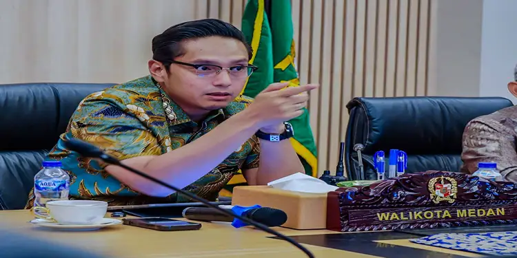 Foto: Wali Kota Medan Rico Tri Putra Bayu Waas saat memimpin rapat penataan trotoar di sejumlah lokasi, Kamis (2/4/2026) di rumah dinasnya.(Dok:Dsikominfo Medan)