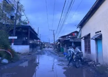 Foto: Jalanan di Pusat Kota Kabanjahe Masih Rusak Parah Warga Keluhkan Infrastruktur Mirip Kubangan Kerbau 6