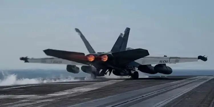 Foto: Serangan udara terkoordinasi diluncurkan pesawat militer Amerika Serikat dan Israel terhadap kapal-kapal Iran di selatan Pulau Larak dekat Selat Hormuz pada Selasa (26/5).(Foto/US Navy)