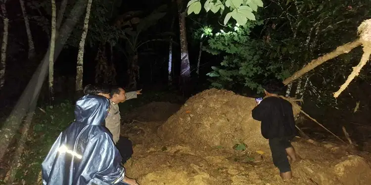 Foto: Tanah longsor melanda wilayah Kelurahan Wek I sesudah hujan dengan intensitas deras mengguyur kawasan Batang Toru pada Senin (18/5/2026) malam.(RRI/HO-Polsek Batang Toru)