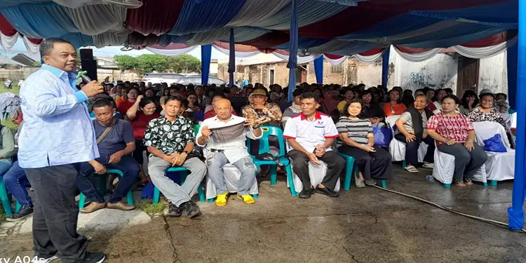 Foto: Anggota DPRD Kota Medan Binsar Simarmata saat menggelar Sosper di Lapangan Baronet Jalan Starban Polonia, Medan, Minggu (24/5/2026).(Ist)