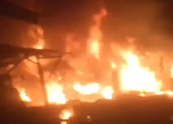 Foto: Dua Rumah Sewa Permanen di Jalan Cemara Tebing Tinggi Ludes Terbakar, Satu Warga dan Petugas Damkar Terluka 8