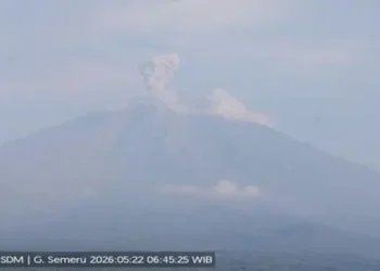 Foto: Erupsi Gunung Semeru Luncurkan Awan Panas Malam Hari 5