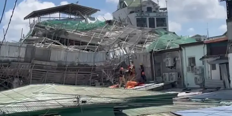Foto: Tangkapan layar runtuhnya sebuah bangunan yang tengah dalam proses pembangunan di Filipina pada Minggu (24/5) pagi.(Sumber: Youtube/@wion)