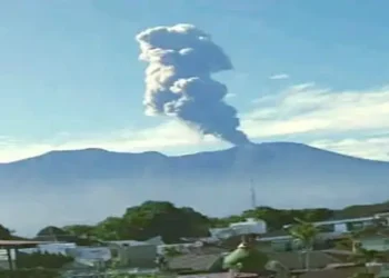Foto: Gunung Marapi di Sumatra Barat Erupsi Sabtu Pagi Lontarkan Abu Vulkanik Setinggi 2.000 Meter 8