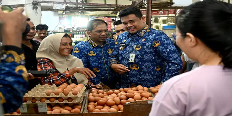 Foto: Gubernur Sumut Muhammad Bobby Afif Nasution didampingi Kepala Disperindag dan ESDM Sumut Dedi Jaminsyah Putra Harahap meninjau sejumlah pasar tradisional di Kota Medan.(Dok:Diskominfo Sumut)
