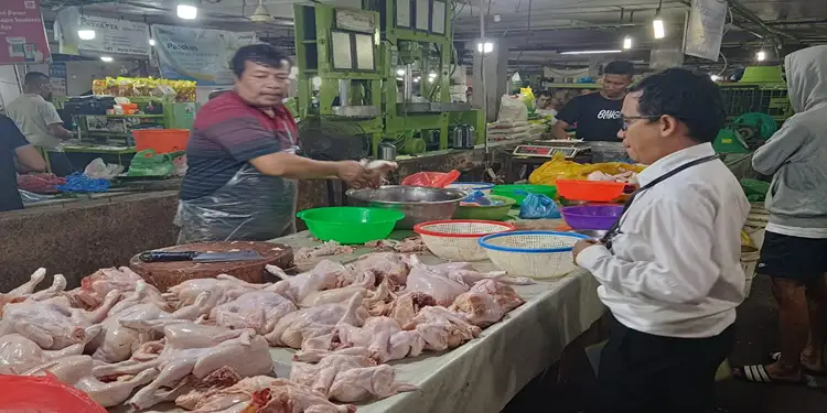Foto: KPPU memantau langsung pergerakan harga bahan pokok (bapok) di Pasar Sei Sikambing dan Pasar Petisah, Kota Medan, pada Senin (25/5).(Dok:KPPU Kanwil I )