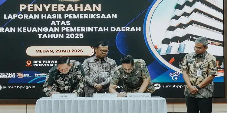 Foto: Wali Kota Medan, Rico Tri Putra Bayu Waas, hadir secara langsung untuk menerima penghargaan yang diserahkan oleh Kepala BPK RI Perwakilan Sumatera Utara, Paula Henry Simatupang.(Dok:Diskominfo Medan)