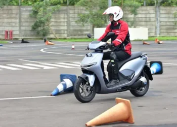 Foto: Silent Ride, Smart Rider: Ini yang Perlu Diperhatikan Saat #cari_aman Bareng Motor Listrik 10