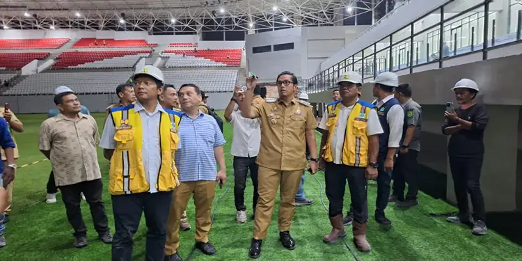 Foto: Wali Kota Medan Rico Waas saat meninjau kondisi Stadion Teladan Medan, Selasa (19/5/2026).(Ist)
