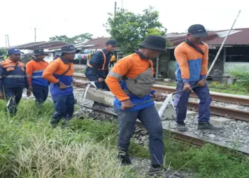 Foto: Tingkatkan Keselamatan, KAI Divre I Sumut Tutup Perlintasan Sebidang Liar di Sunggal 3