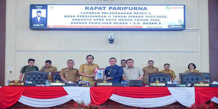 Foto: Wali Kota Medan Rico Waas menerima laoras hasil Reses V Tahun Sidang 2025-2026 dari Ketua DPRD Medan Wong Chun Sen di Gedung DPRD Medan, Senin (18/5/2026).(Ist)