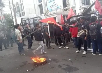 Foto: Mahasiswa Sumut Gelar Aksi di DPRD Protes Ketimpangan Pendidikan dan Desak Penghapusan Komite Sekolah 10