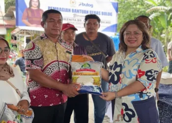 Foto: Gandeng Komite II DPD RI, Bulog Kanwil Sumut Salurkan Beras dan Minyak Goreng Premium di Deli Serdang 8