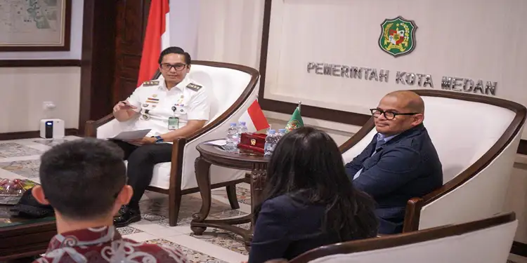 Foto: Wali Kota Medan, Rico Tri Putra Bayu Waas saat menerima audiensi Direktur Eksekutif/Sekretaris Dewan Pengurus APEKSI Alwis Rustam beserta jajaran pengurus Pijar Foundation, di Balai Kota, Rabu (13/5/2026).(Dok:Diskominfo Medan)