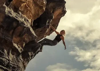 Foto: Sinopsis Film Apex 2026 di Netflix Kisah Perjuangan Charlize Theron Bertahan Hidup di Alam Liar 8