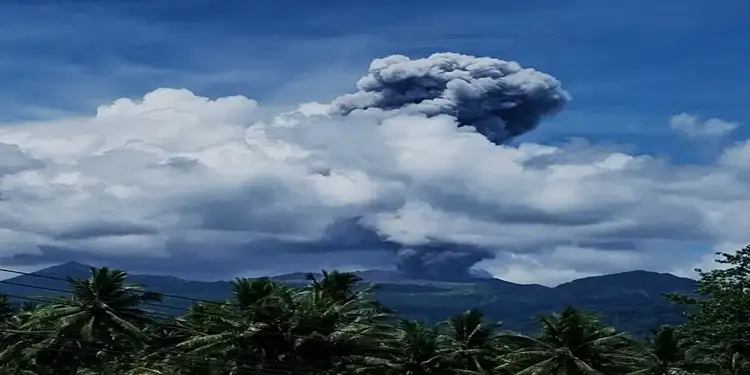 Foto: Gunung Dukono di Halmahera Utara, Maluku Utara Jumat 8 Mei 2026 pagi meletus hebat.(Foto: PVMBG)