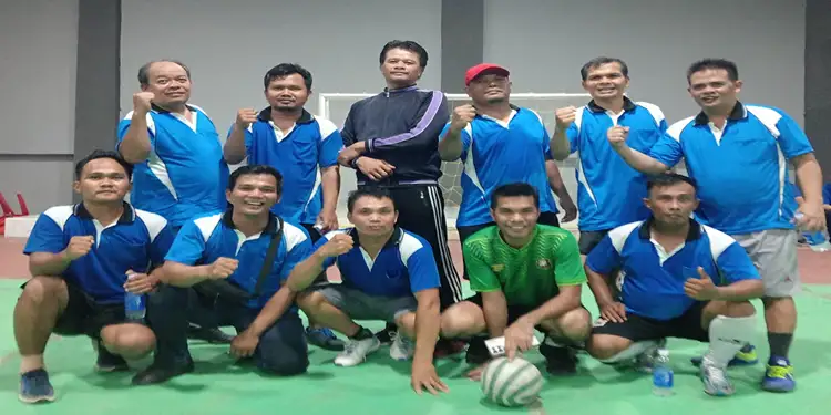 Foto: Tim futsal Sektor 3 HKBP Jalan Simalingkar B foto bersama usai pertandingan final melawan Sektor 1 di Lapangan Futsal GSM HKBP Jalan Simalingkar B, Jalan HKBP, Medan, Minggu (10/5/2026).(Ist)