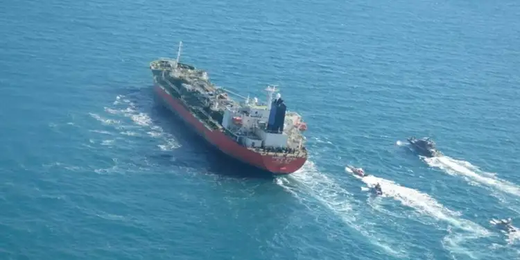 Foto: Pesawat Tempur Amerika Serikat Tembak Kapal Tanker Iran M/T Hasna di Teluk Oman