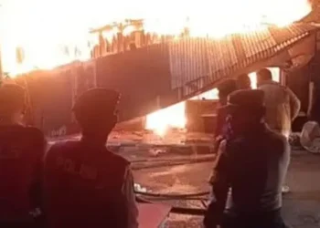 Kebakaran di Kelurahan Pasar Gambir Tebing Tinggi Hanguskan Tiga Rumah Akibat Ledakan dari Warung Bakso 12