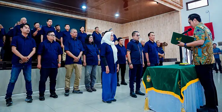 Foto: Wali Kota Medan Rico Waas melantik pengurus PWPM periode 2026-2029 di gedung TP PKK Kota Medan, Kamis (7/5/2026).(Ist)