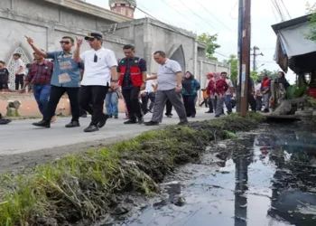 Foto: Wali Kota Medan Rico Waas Instruksikan Normalisasi Drainase Mabar untuk Atasi Banjir di Sekolah 3