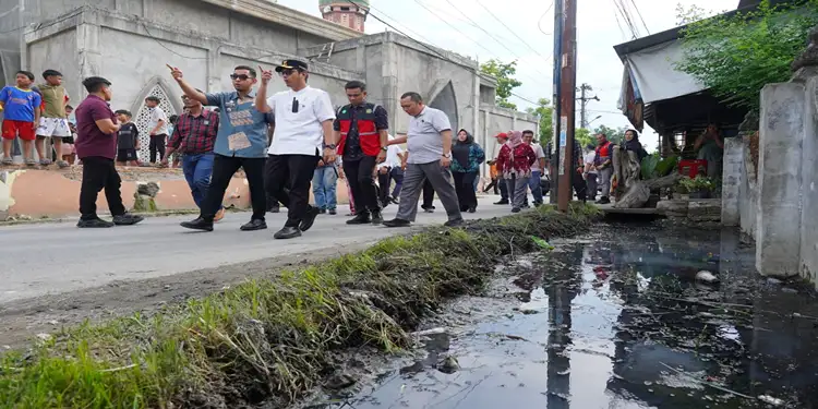 Foto: Wali Kota Medan, Rico Tri Putra Bayu Waas saat terjun langsung meninjau titik rawan banjir di Kelurahan Mabar, Kecamatan Medan Deli, Jumat (8/5/2026).(Dok:Diskominfo Medan)