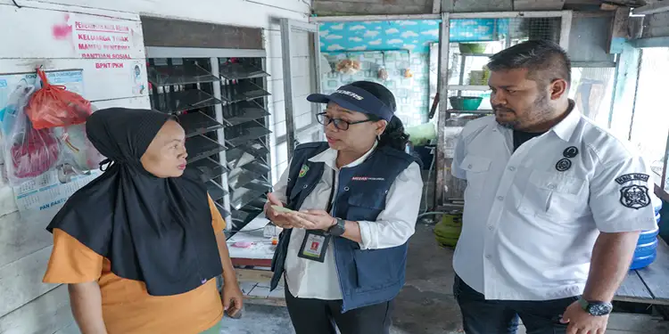 Foto: Penempelan stiker sekaligus skrining kesehatan oleh petugas Puskesmas oleh Kepala UPT Puskesmas Medan Labuhan, dr. Imelda Iriana Purba langsung ke rumah warga, Rabu (6/5/2026).(Dok:Diskominfo Medan)