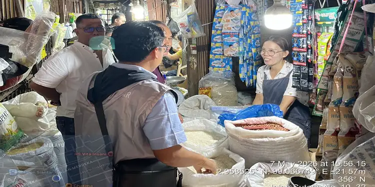 Foto: Perum Bulog Kantor Cabang Siantar bersama Dinas Perdagangan melakukan peninjauan langsung untuk memantau kondisi stok serta harga.(Dok:Bulog)