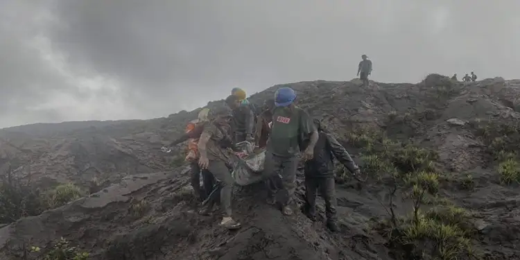 Foto: Proses evakuasi jenazah korban erupsi gunung Dukono.(Dok:Tim SAR Gabungan)