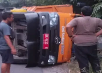Truk Sampah Deli Serdang Terguling di Tanjakan Perbatasan Tanjung Morawa Akibat Melaju Kecepatan Tinggi 13