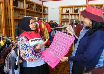 Foto: Dukung UMKM Samosir, Pertamina Patra Niaga Sumbagut Berdayakan 70 Penenun Lokal di Sakkamadeha Gallery 9